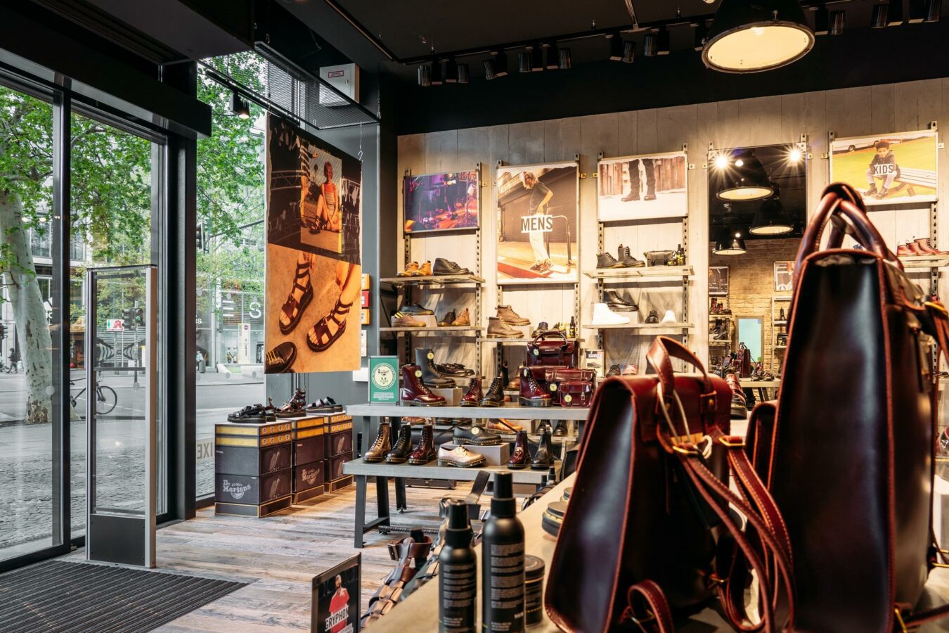 Dr. Martens Store im Europa-Center in Berlin. (Foto: Dr. Martens / Manuel Platzer)