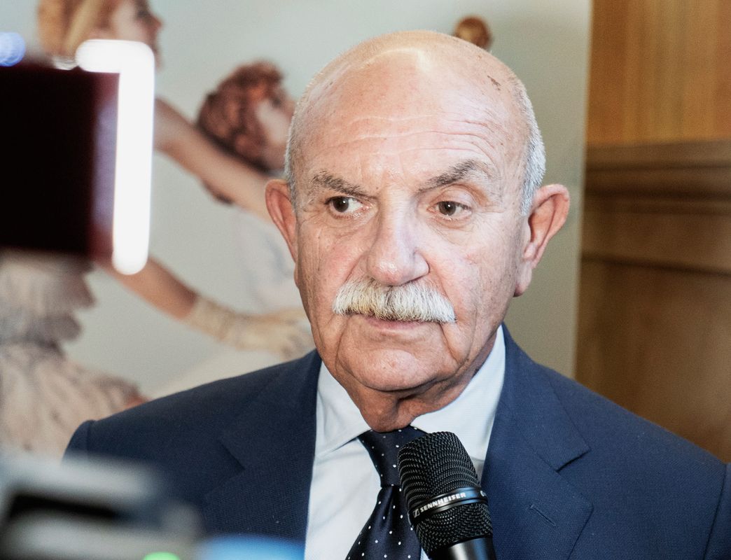 SIRO BADON: Seit Sommer ist er neuer Vorstandsvorsitzender des italienischen Schuhherstellerverbands Assocalzaturifici. In seiner Antrittsrede betonte Siro Badon, er wolle Innovationen vorantreiben, Herstellungsprozesse nachhaltiger gestalten und in engeren Kontakt mit Händlern und Institutionen treten. Sein Ziel sei es, die Branche zu stärken. 