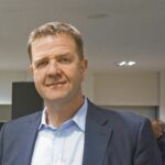 STEFFEN LIEBICH: Quereinsteiger mit Ambitionen. Steffen Liebich ist in vielen Branchen aktiv. Und hat auch im Schuhbusiness in den zurückliegenden Jahren immer wieder für News gesorgt. Zuletzt vor wenigen Wochen, als die Meldung über den Ticker lief, er sei neuer Geschäftsführer der Schuhhaus Kay GmbH & Co. KG und werde das Unternehmen durch die Insolvenz in Eigenverwaltung führen.   