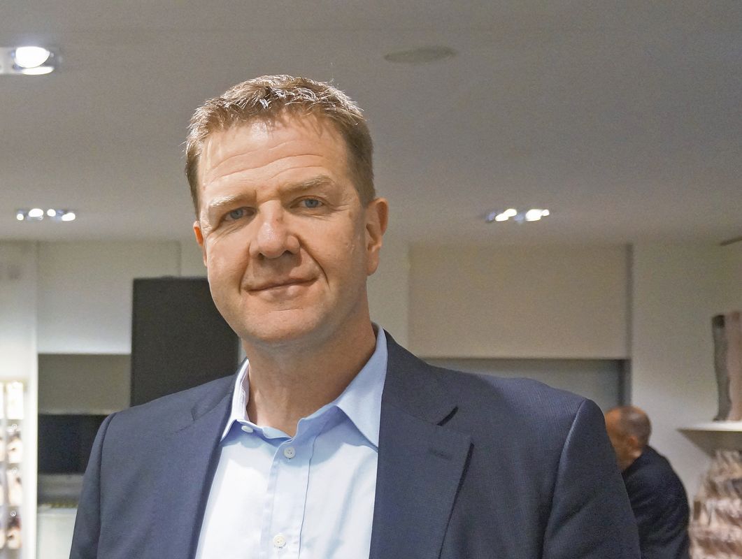 STEFFEN LIEBICH: Quereinsteiger mit Ambitionen. Steffen Liebich ist in vielen Branchen aktiv. Und hat auch im Schuhbusiness in den zurückliegenden Jahren immer wieder für News gesorgt. Zuletzt vor wenigen Wochen, als die Meldung über den Ticker lief, er sei neuer Geschäftsführer der Schuhhaus Kay GmbH & Co. KG und werde das Unternehmen durch die Insolvenz in Eigenverwaltung führen.   