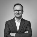 JENS BEINING: Mit Kraft und Kreativität macht der Wortmann-CEO das Unternehmen Wortmann fit für die Zukunft. So wurde der Tamaris-Onlineshop als Verkaufsplattform für den Fachhandel geöffnet. Die einzelnen Marken des Konzerns werden fortlaufend in ihren Profilen geschärft und auf die jeweiligen Zielgruppen ausgerichtet. Das Unternehmen wurde in 2019 als einer der besten Ausbilder Deutschlands ausgezeichnet. Jens Beining wurde im Sommer neues Mitglied des HDS/L-Vorstands.  