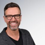 JAN BRINKMANN: In 2019 kehrte er gewissermaßen zu seinen beruflichen Wurzeln zurück: nach Rosenheim. Dort hatte der gelernte Industriekaufmann seinerzeit Betriebswirtschaftslehre studiert und berufliche Erfahrungen bei Gabor gesammelt. Nach weiteren Stationen, darunter einer längeren Tätigkeit in den USA und zuletzt bei der ANWR Group in Mainhausen ist Jan Brinkmann jetzt Bereichsleiter für die neue Herrenschuhmarke der Gabor Shoes AG. 