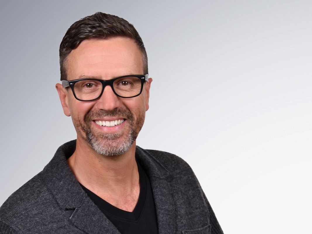 JAN BRINKMANN: In 2019 kehrte er gewissermaßen zu seinen beruflichen Wurzeln zurück: nach Rosenheim. Dort hatte der gelernte Industriekaufmann seinerzeit Betriebswirtschaftslehre studiert und berufliche Erfahrungen bei Gabor gesammelt. Nach weiteren Stationen, darunter einer längeren Tätigkeit in den USA und zuletzt bei der ANWR Group in Mainhausen ist Jan Brinkmann jetzt Bereichsleiter für die neue Herrenschuhmarke der Gabor Shoes AG. 
