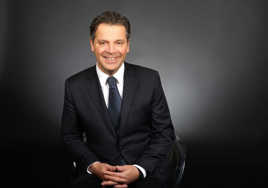 KAI DIERKS: Im April wurde Kai Dierks Geschäftsführer Retail bei der Osnabrücker HR Group. Er gilt als ausgewiesener Retail-Experte mit viel Erfahrung. Zu seinen ersten Aufgaben gehörte die Integration der rund 80 Filialen von CCC Germany, die von der HR Group Anfang des Jahres übernommen worden waren. Er sei angetreten, um die Marke Reno weiter zu entwickeln, betonte Dierks zum Start seiner Tätigkeit. 