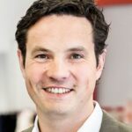 PETER-PHILLIP KIENAST: Er gilt als publikumsscheu, als einer, der lieber im Stillen, aber mit Unerschrockenheit und Kalkül agiert. Mit dieser Strategie ist der norddeutsche Unternehmer auch 2019 sehr erfolgreich unterwegs gewesen. Im Sommer übernahm er den insolventen Filialisten Schuhpark Fascies.