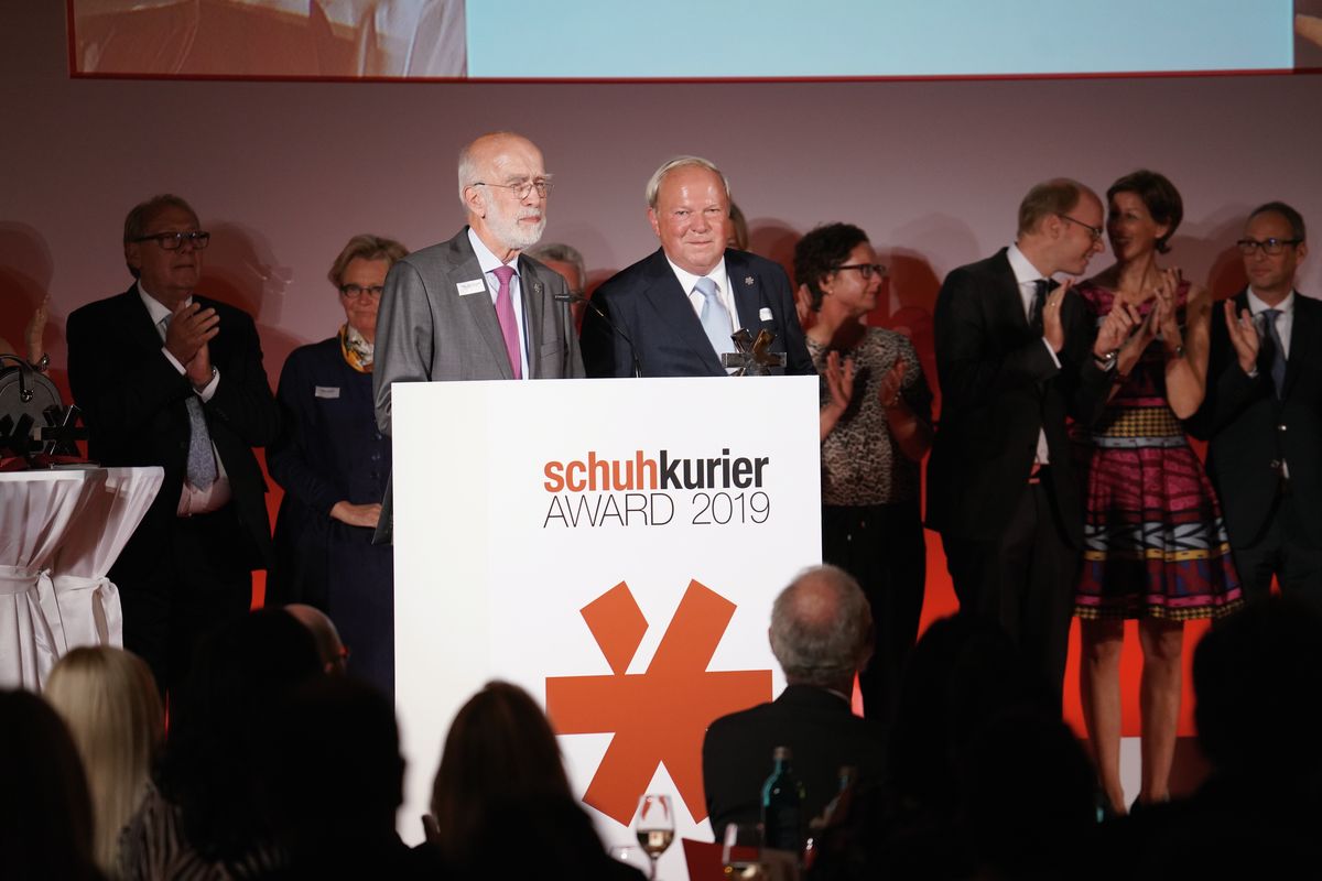 FRANZ-JOSF UND HEINRICH ZUMNORDE: Sie betraten die Bühne beim schuhkurier AWARD Hand in Hand: die Brüder Franz-Josef und Heinrich Zumnorde. Für ihr Lebenswerk, ein beeindruckendes Handelsunternehmen mit durch und durch kaufmännischer Prägung, erhielten Sie neben dem Preis auch minutenlangen Applaus. Im November gab es auch den Deutschen Handelspreis für ihr Unternehmen.  