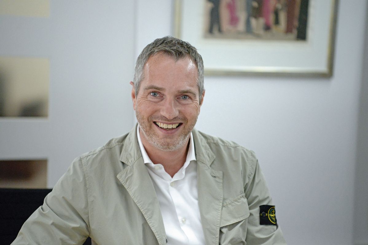 FRANK REVERMANN: Für viel Aufmerksamkeit sorgte der Hamburger Schuhfilialist Görtz, nachdem bekannt wurde, dass er zahlreiche Filialen des Schuhhändlers Roland übernehmen werde. Man wolle durch den Deal das Filialnetz insbesondere im Süden Deutschlands verdichten und die Präsenz im Segment der Qualitätsschuhe weiter ausbauen, erklärte Geschäftsführer Frank Revermann. 