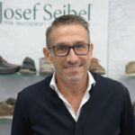CARL-AUGUST SEIBEL: Als HDS/L-Vorsitzender setzte der Unternehmer während des diesjährigen Symposiums Akzente, indem er mehr Nachhaltigkeit anmahnte. Als Unternehmer sorgte er zum Jahresende für Aufmerksamkeit, indem er den Verkauf der Marke Romika an Deichmann bekannt gab. Als Privatperson engagiert sich Carl-August Seibel unter anderem in Kenia, wo er den Bau einer Schule für 120 Kinder südlich von Mombasa mitfinanzierte.