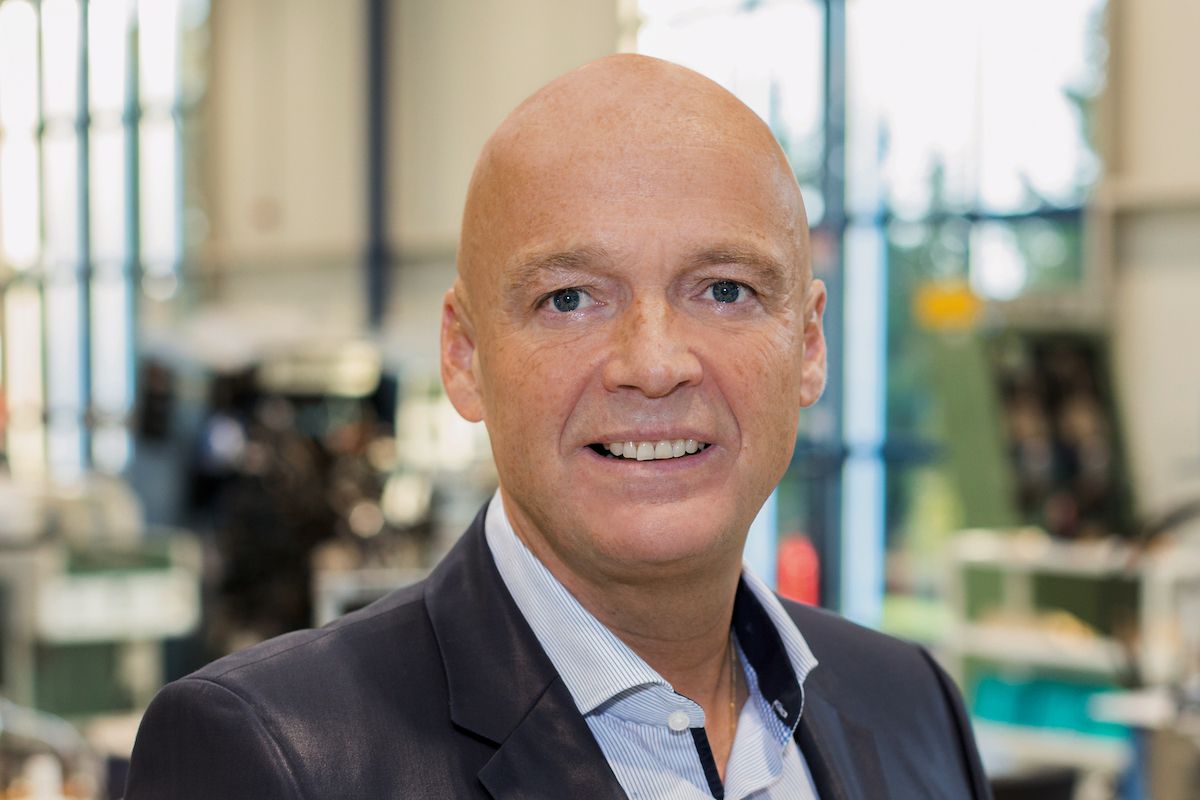 JÜRGEN CÖLSCH, CAPRICE: „Wir werden auch 2020 mutig nach vorne schauen. Internationalisierung, Digitalisierung, Nachhaltigkeit und die Weiterentwicklung unserer Wellness-Patente der „Blue Innovation Line“ werden im Mittelpunkt unserer Aktivitäten stehen. Es gilt, den wohl weiter anhaltenden Turbulenzen am Schuhmarkt mit Tatkraft, Ideenreichtum und Engagement zu begegnen. Dabei wird das Caprice-Team weiter daran arbeiten, mit einer Kombination von patentierten Wellness-Innovationen, hochwertigen Materialien und passformfördernden Macharten den perfekten Schuh für den Alltag zu produzieren.“