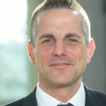 FRIEDRICH WERDICH, SCHUHHAUS WERDICH: „Unserer Einschätzung nach wird auch 2020 für den stationären Einzelhandel erneut ein herausforderndes Jahr werden. Der rasante Veränderungsprozess wird sich weiter fortsetzen. Wir sehen derzeit nur auf Basis einer besonders saisongerechten Witterung Chancen auf signifikante Umsatzsteigerungen.In der Wahrnehmung der Politik findet der mittelständische Einzelhandel mit seiner kulturellen Aufgabe für urbanes Leben zu wenig Beachtung. Das bedeutet, dass der Mittelstand im Wettbewerb mit den übermächtigen datengetriebenen Konzernen großteils auf sich gestellt ist. Wir möchten uns 2020 noch stärker auf die Kernaufgaben des kundenorientierten Fachhandels konzentrieren und parallel hierzu unsere digitale Kompetenz weiter Stück für Stück ausbauen.“
