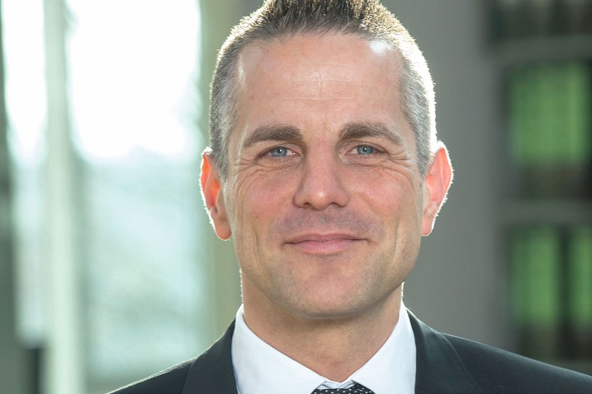 FRIEDRICH WERDICH, SCHUHHAUS WERDICH: „Unserer Einschätzung nach wird auch 2020 für den stationären Einzelhandel erneut ein herausforderndes Jahr werden. Der rasante Veränderungsprozess wird sich weiter fortsetzen. Wir sehen derzeit nur auf Basis einer besonders saisongerechten Witterung Chancen auf signifikante Umsatzsteigerungen.In der Wahrnehmung der Politik findet der mittelständische Einzelhandel mit seiner kulturellen Aufgabe für urbanes Leben zu wenig Beachtung. Das bedeutet, dass der Mittelstand im Wettbewerb mit den übermächtigen datengetriebenen Konzernen großteils auf sich gestellt ist. Wir möchten uns 2020 noch stärker auf die Kernaufgaben des kundenorientierten Fachhandels konzentrieren und parallel hierzu unsere digitale Kompetenz weiter Stück für Stück ausbauen.“