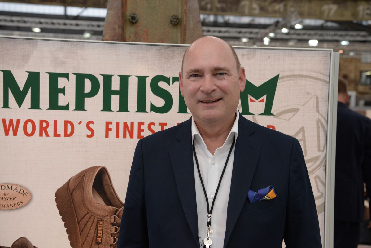 MARTIN HÜBNER, MEPHISTO: „Für 2020 gehen wir für unser Unternehmen von einer weiteren positiven Entwicklung aus – die gute Entwicklung in 2019 und die Auftragseingänge für F/S 20 bestätigen uns in dieser Einschätzung. Unsere Kunden konnten das letzte Jahr durchweg positiv abschließen und geholfen hat dabei auch die starke Nachfrage sowie die hohe Preisstabilität, die unsere verschiedenen Produkte im Markt haben. Neuen Produktentwicklungen sowie den Themen Digitalisierung und Nachhaltigkeit werden wir in 2020 einen besonders hohen Stellenwert einräumen. Für die Branche gehen wir auch im neuen Jahr von weiteren  Konsolidierungsprozessen aus, vermutlich jetzt verstärkt auch auf Anbieterseite. Unsere Kunden wollen wir in 2020 mit klar profilierten und qualitativ hochwertigen Kollektionen und Marken, einem breitem Nachlieferprogramm, individuellen Marketingaktionen und einer sehr fachhandelsorientierten Vertriebspolitik optimal unterstützen.“