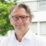 STEPHAN KRUG, SABU: „Von der Politik erwarte ich, dass sie ein positives Umfeld für Menschen, Unternehmertum und Wirtschaft schafft; weniger reden, mehr tun. Zudem hoffe ich auf mehr „Miteinander“ statt „Gegeneinander“ sowie Toleranz, Respekt, Fairness, Ehrlichkeit und Offenheit. Was wir geschäftlich erwarten: Der Strukturwandel wird sich weiter fortsetzen, somit bleibt die Situation komplex und schwer planbar. Für die Branche insgesamt erwarten wir ein leichtes organisches Umsatz- und Margenwachstum. Klar auf den Endkunden ausgerichtete stationäre oder Multichannel-Konzepte werden gewinnen. Das Wachstum im E-Commerce wird sich weiter verlangsamen, der Preiskampf wird sich dort nochmals verstärken. Die Kosten für die Händler werden steigen und somit die eh schon geringen Margen nochmals unter Druck setzen. Viele stationäre Händler werden dieses Geschäftsmodell kritisch prüfen. Die Vertikalisierung der Marken/Hersteller im „Direct to Consumer Geschäft“ wird sich fortsetzen, dies zum Nachteil des Handels. Insgesamt wird 2020 ein anspruchsvolles, herausforderndes und spannendes Jahr.“