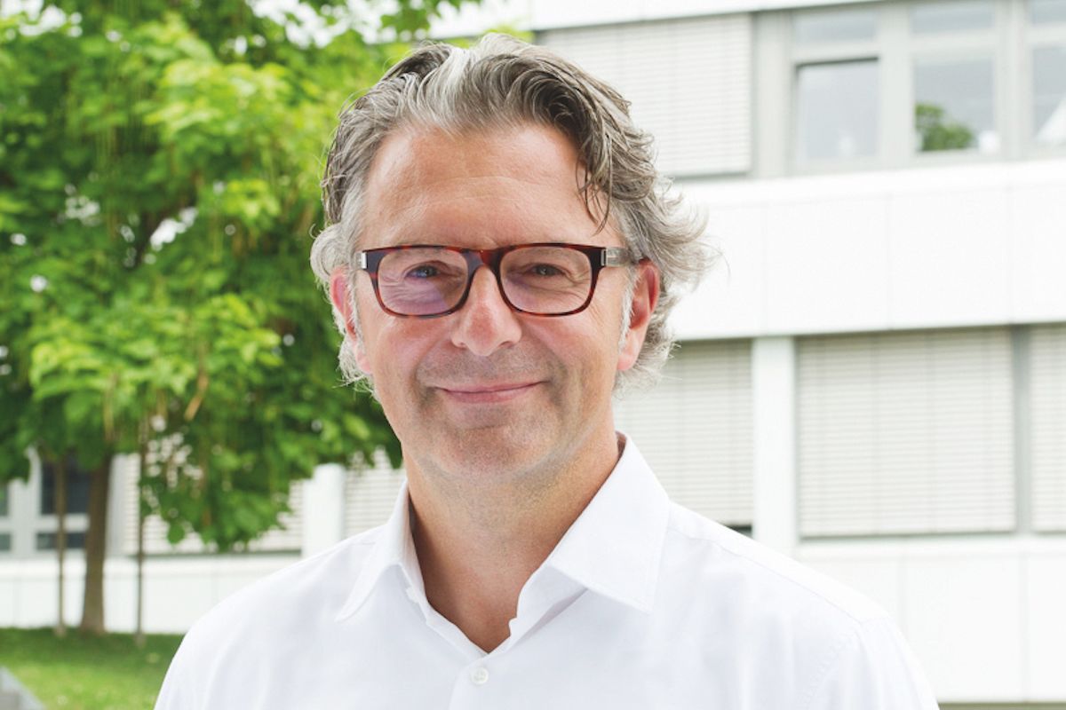 STEPHAN KRUG, SABU: „Von der Politik erwarte ich, dass sie ein positives Umfeld für Menschen, Unternehmertum und Wirtschaft schafft; weniger reden, mehr tun. Zudem hoffe ich auf mehr „Miteinander“ statt „Gegeneinander“ sowie Toleranz, Respekt, Fairness, Ehrlichkeit und Offenheit. Was wir geschäftlich erwarten: Der Strukturwandel wird sich weiter fortsetzen, somit bleibt die Situation komplex und schwer planbar. Für die Branche insgesamt erwarten wir ein leichtes organisches Umsatz- und Margenwachstum. Klar auf den Endkunden ausgerichtete stationäre oder Multichannel-Konzepte werden gewinnen. Das Wachstum im E-Commerce wird sich weiter verlangsamen, der Preiskampf wird sich dort nochmals verstärken. Die Kosten für die Händler werden steigen und somit die eh schon geringen Margen nochmals unter Druck setzen. Viele stationäre Händler werden dieses Geschäftsmodell kritisch prüfen. Die Vertikalisierung der Marken/Hersteller im „Direct to Consumer Geschäft“ wird sich fortsetzen, dies zum Nachteil des Handels. Insgesamt wird 2020 ein anspruchsvolles, herausforderndes und spannendes Jahr.“