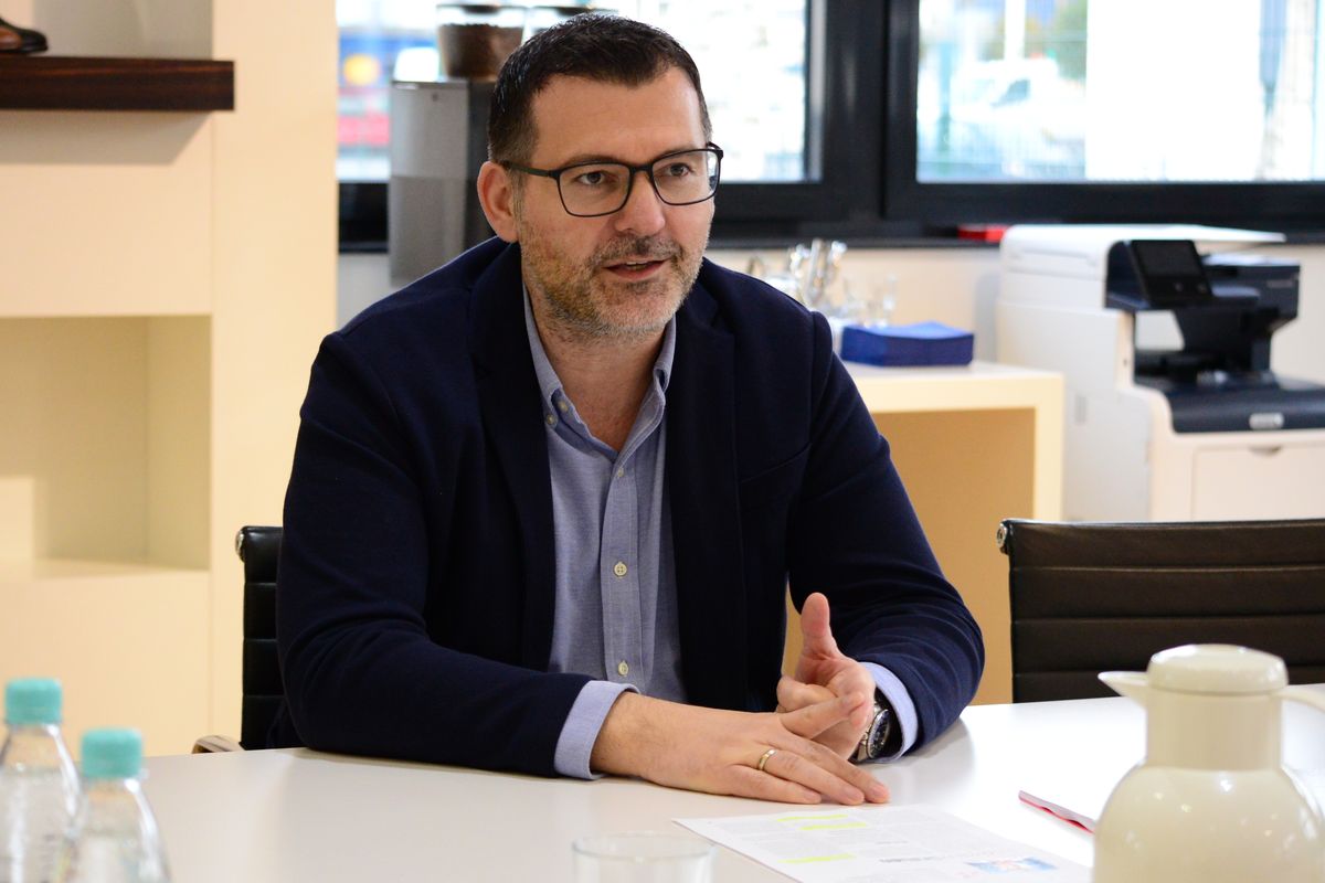KRESIMIR ZOVAK, ARA: „Das Jahr 2020 wird für Ara ein besonderes Jahr. Wir werden erstmals im TV Werbung für unsere Produkte machen. Wir haben ein extrem innovatives Marketingkonzept mit „Let‘s Dance“ und Frauke Ludowig entwickelt, welches sehr reichweitenstark ist und voll auf unsere Zielgruppe zugeschnitten ist. Für unsere Händler haben wir auch ein sehr attraktives Paket erstellt, welches dem Handel die Möglichkeit gibt, von diesem Investment zu profitieren. Wir wünschen uns einen deutlichen Schub für unsere Marke und natürlich auch für die teilnehmenden Händler. Wir werden weiterhin versuchen, der innovativste Komfortschuhanbieter der Welt zu werden. Dazu haben wir wieder eine ganze Reihe neuer innovativer Produkte für das Jahr 2020 entwickelt. Einen besonderen Fokus werden wir dabei auf unsere Herrenkollektion richten. Hier haben wir seit einigen Saisons eine hervorragende Entwicklung genommen. Für unsere Handelspartner wünsche ich mir ein Jahr ohne große Wetterextreme und mit einer guten Frequenz.“