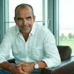 DR. KARSTEN NIEHUS, GMS: „Der Schuhmarkt ist begrenzt und die Umverteilung der Marktanteile durch den Onlinehandel wird auch in 2020 zu einer weiteren Marktbereinigung führen. Zunehmend werden wir erleben, dass sich Hersteller gegen die Zusammenarbeit mit Amazon und anderen Marktplätzen entscheiden. Dies vermutlich auch deshalb, weil die geforderten Konditionen keine ausreichenden Deckungsbeiträge bieten oder die Preise so zerrissen werden, dass dies der eigenen Markenentwicklung schadet. Der inhabergeführte Facheinzelhandel ist seit langem ein verlässlicher Partner der Industrie als solider Vertriebskanal. Diesen zu stärken, zu fördern und bestmöglich zu unterstützen wird sich langfristig für die Hersteller besser rechnen, als den Verheißungen der neuen „Propheten“ zu folgen. Der Fachhandel, der undifferenziert eine zu breite Zielgruppe bearbeitet, wird das Nachsehen haben gegenüber Spezialisten. Wir waren von Beginn an auf die Spezialisten im Markt fokussiert. Für unsere Kunden sind wir in diesem Sinne zuversichtlich.“