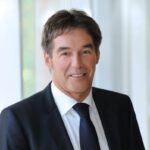HANS-JÜRGEN ROBERS, SCHUH ROBERS: „Nach drei Jahren negativer Umsatzentwicklung konnten wir 2019 endlich wieder ordentlich zulegen. Mein in früheren Jahrzehnten sicherlich eher bescheidener Wunsch wäre es, dass wir dieses Umsatzniveau auch im neuen Jahr bestätigen können. Dies halte ich jedoch schon aufgrund der sehr einseitigen Schuhmode, die im wesentlichen nur aus Sneakern und offenen Schuhen besteht, für ambitioniert. Sorge bereitet mir in einigen Klein- und Mittelstädten der zunehmende Leerstand und damit verbunden die bange Frage, inwieweit unser Umfeld noch attraktiv genug bleibt, um eine ausreichende Frequenz zu gewährleisten. Für die kommenden Jahre wünsche ich mir, dass unsere Kunden ein gutes und ehrliches Preis/Leistungsverhältnis wieder mehr zu schätzen wissen, sowie sich mit mehr Selbstbewusstsein zu ihrem eigenen Stil bekennen und nicht nur den in den sozialen Medien gehypten Styles hinterherjagen.“