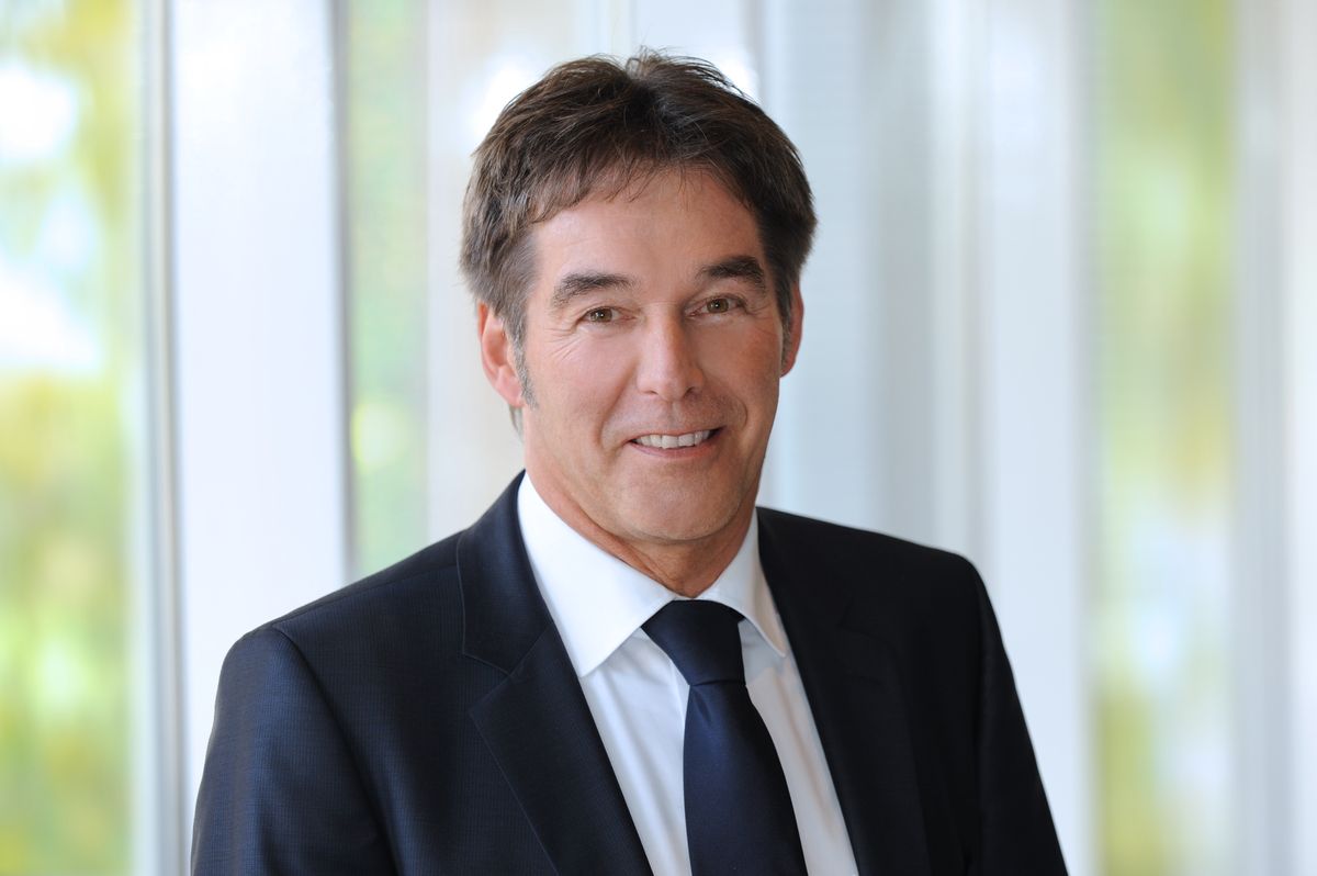 HANS-JÜRGEN ROBERS, SCHUH ROBERS: „Nach drei Jahren negativer Umsatzentwicklung konnten wir 2019 endlich wieder ordentlich zulegen. Mein in früheren Jahrzehnten sicherlich eher bescheidener Wunsch wäre es, dass wir dieses Umsatzniveau auch im neuen Jahr bestätigen können. Dies halte ich jedoch schon aufgrund der sehr einseitigen Schuhmode, die im wesentlichen nur aus Sneakern und offenen Schuhen besteht, für ambitioniert. Sorge bereitet mir in einigen Klein- und Mittelstädten der zunehmende Leerstand und damit verbunden die bange Frage, inwieweit unser Umfeld noch attraktiv genug bleibt, um eine ausreichende Frequenz zu gewährleisten. Für die kommenden Jahre wünsche ich mir, dass unsere Kunden ein gutes und ehrliches Preis/Leistungsverhältnis wieder mehr zu schätzen wissen, sowie sich mit mehr Selbstbewusstsein zu ihrem eigenen Stil bekennen und nicht nur den in den sozialen Medien gehypten Styles hinterherjagen.“