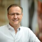 FRITZ TERBUYKEN, ANWR: „Ein neues Jahr weckt immer große Erwartungen und Hoffnungen – besonders der Beginn des 2020er Jahrzehnts. Die Hoffnung auf eine robuste wirtschaftliche Basis unserer Partner, gute Geschäfte für den Schuhfachhandel, innovative und abverkaufsstarke Kollektionen gehören zu den Wünschen für jeden Jahresanfang. „Fridays for future“ hat weltweit für sehr große Aufmerksamkeit gesorgt und eine nachhaltige Klimadebatte angeregt. Das bringt neue Herausforderungen und Chancen für unsere Branche. Da der Fachhandel auch im neuen Jahrzehnt mit sehr großer Wahrscheinlichkeit der führende Distributionskanal für Schuhe bleiben wird, setzen wir auf ein konstruktives Miteinander von Industrie und Fachhandel. Das unglaubliche Tempo im Bereich der digitalen Transformation fordert alle in unserer Branche heraus. Wir stellen fest, dass viele dabei den mittelständigen Fachhandel als wichtigsten Partner aus den Augen verlieren. Die ANWR Schuh wird sich für ein ausgewogenes Miteinander von Industrie und Fachhandel einsetzen.“