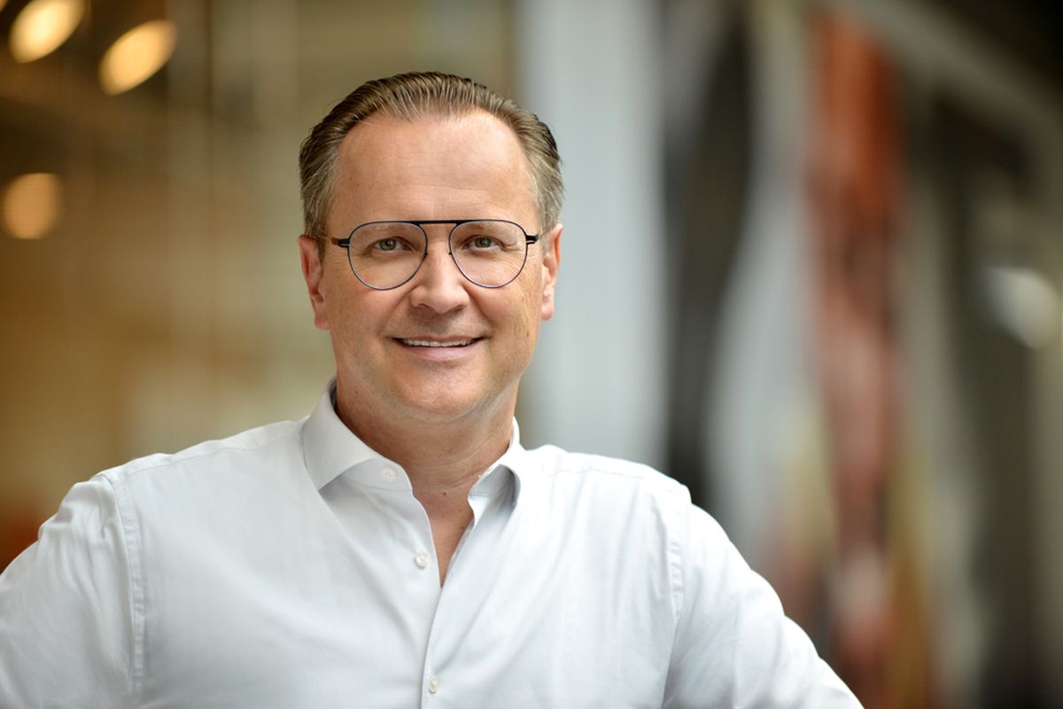 FRITZ TERBUYKEN, ANWR: „Ein neues Jahr weckt immer große Erwartungen und Hoffnungen – besonders der Beginn des 2020er Jahrzehnts. Die Hoffnung auf eine robuste wirtschaftliche Basis unserer Partner, gute Geschäfte für den Schuhfachhandel, innovative und abverkaufsstarke Kollektionen gehören zu den Wünschen für jeden Jahresanfang. „Fridays for future“ hat weltweit für sehr große Aufmerksamkeit gesorgt und eine nachhaltige Klimadebatte angeregt. Das bringt neue Herausforderungen und Chancen für unsere Branche. Da der Fachhandel auch im neuen Jahrzehnt mit sehr großer Wahrscheinlichkeit der führende Distributionskanal für Schuhe bleiben wird, setzen wir auf ein konstruktives Miteinander von Industrie und Fachhandel. Das unglaubliche Tempo im Bereich der digitalen Transformation fordert alle in unserer Branche heraus. Wir stellen fest, dass viele dabei den mittelständigen Fachhandel als wichtigsten Partner aus den Augen verlieren. Die ANWR Schuh wird sich für ein ausgewogenes Miteinander von Industrie und Fachhandel einsetzen.“
