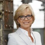 ULRIKE KÄHLER, GALLERY SHOES: „Obwohl Bedenken und Sorgen über die massiven Branchenumbrüche und deren Konsequenzen vorhanden sind, fokussiere ich dennoch auf positives Denken. Den Kopf in den Sand stecken, ist keine Option. Es eröffnen sich immer wieder neue Möglichkeiten. Weiter nach vorne gehen, ist wichtig. Wir sind mit unserer 70-jährigen Unternehmensgeschichte bester und lebender Beweis dafür. Neue Konzepte, frische Ansätze, individuelle und unternehmerische Weiterentwicklung sind unsere permanenten Schlagwörter. Denn universelle Konzepte, die alle Bedürfnisse des Marktes befriedigen, gibt es heute nicht mehr. Was Messen konkret betrifft: Es wird immer Plattformen geben, auf denen sich Menschen persönlich begegnen wollen und müssen – auch im digitalen Zeitalter!“