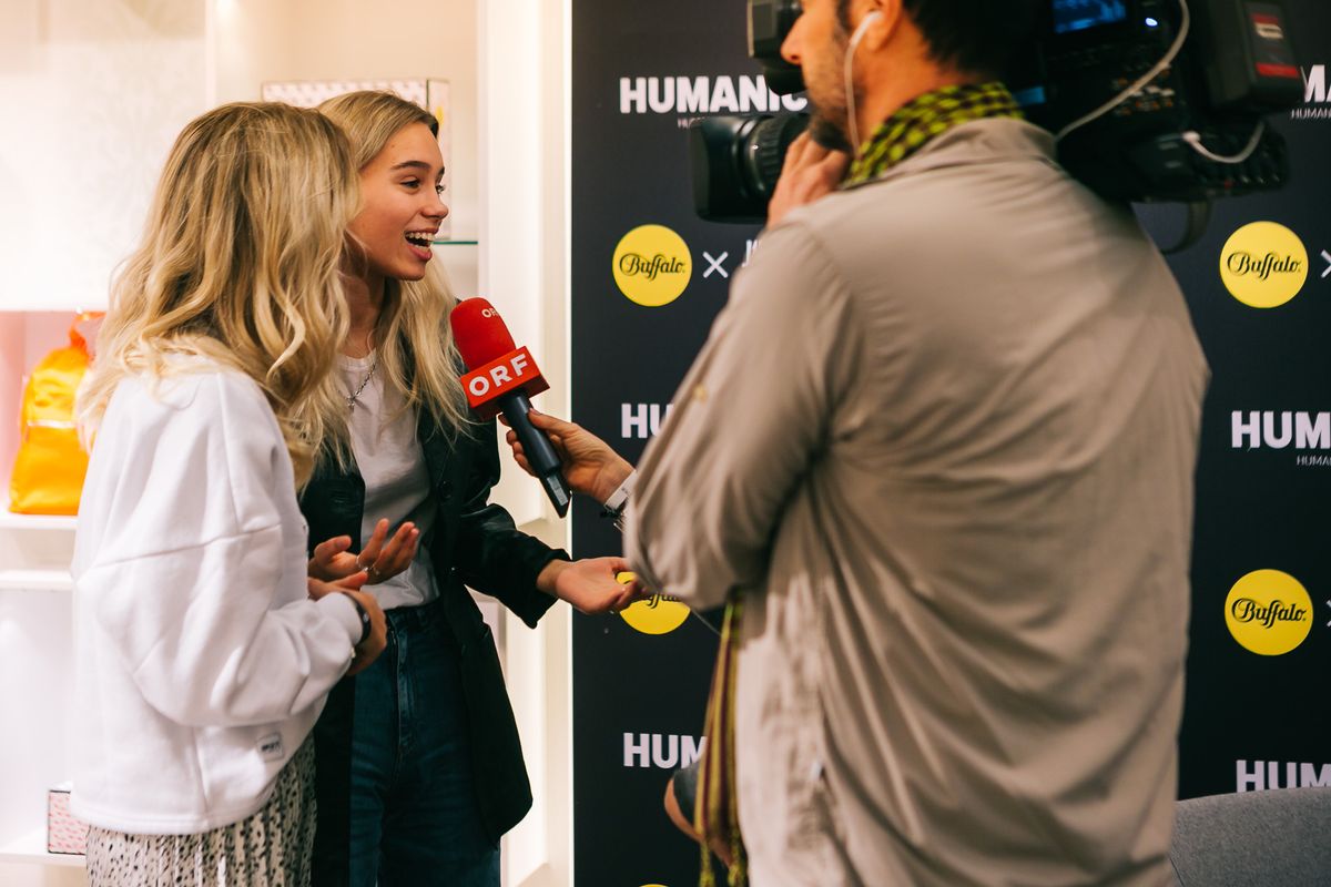 Lisa und Lena präsentierten ihre Kooperation mit Buffalo bei Humanic in Wien. (Foto: Philipp Lipiarski)