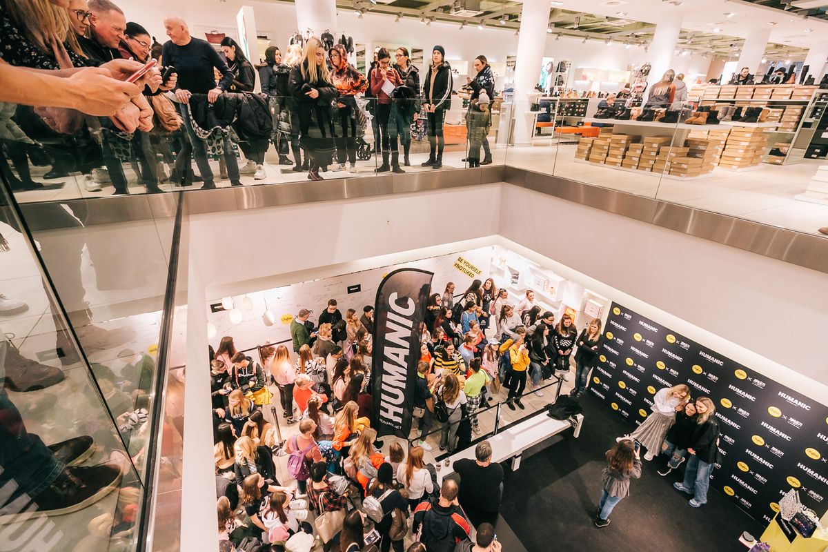 Lisa und Lena präsentierten ihre Kooperation mit Buffalo bei Humanic in Wien. (Foto: Philipp Lipiarski)