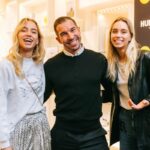 Lisa und Lena mit Michael Rumerstofer, Vorstand der Leder & Schuh AG (Foto: Philipp Lipiarski)