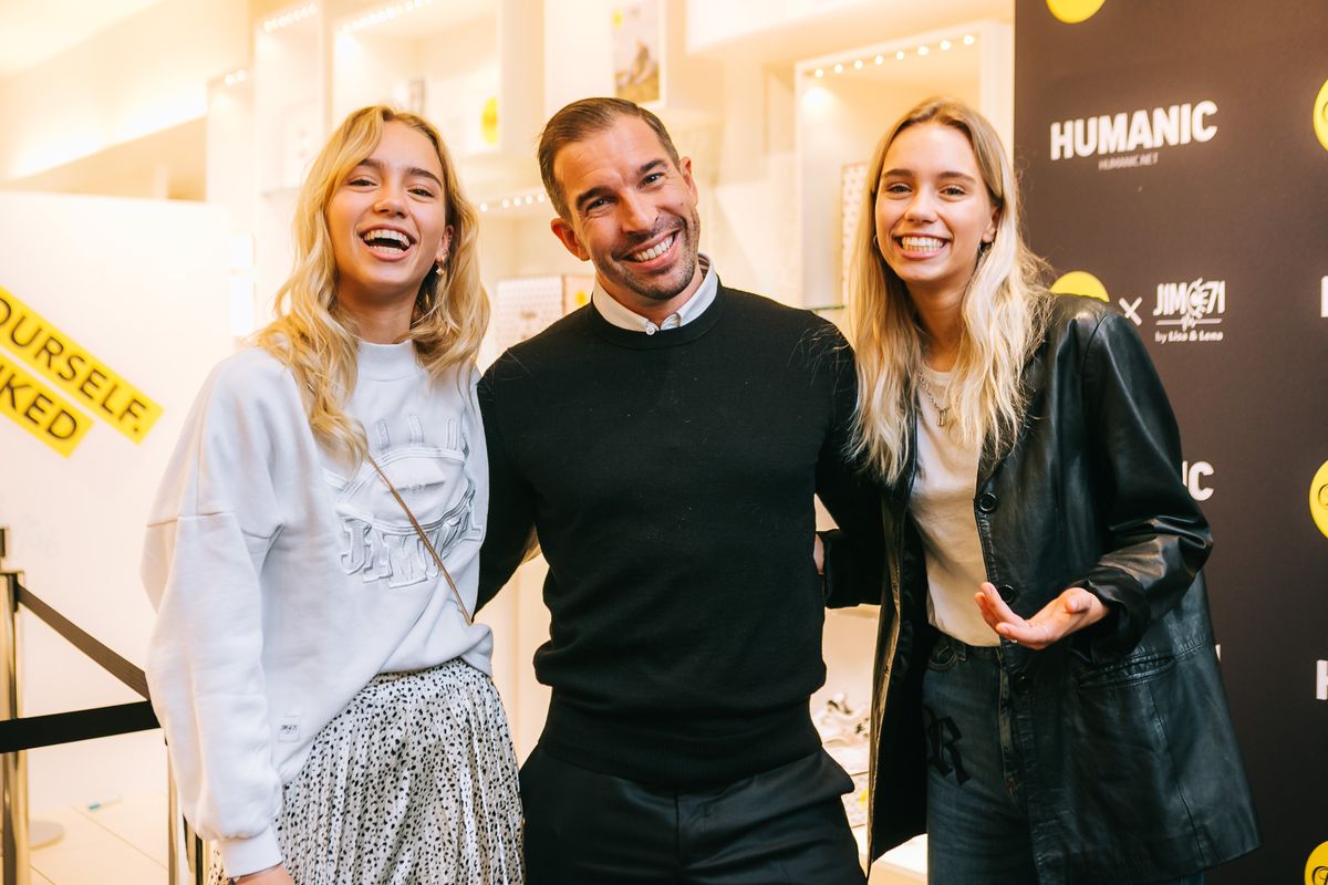 Lisa und Lena mit Michael Rumerstofer, Vorstand der Leder & Schuh AG (Foto: Philipp Lipiarski)