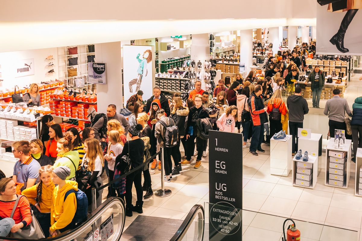 Lisa und Lena präsentierten ihre Kooperation mit Buffalo bei Humanic in Wien. (Foto: Philipp Lipiarski)