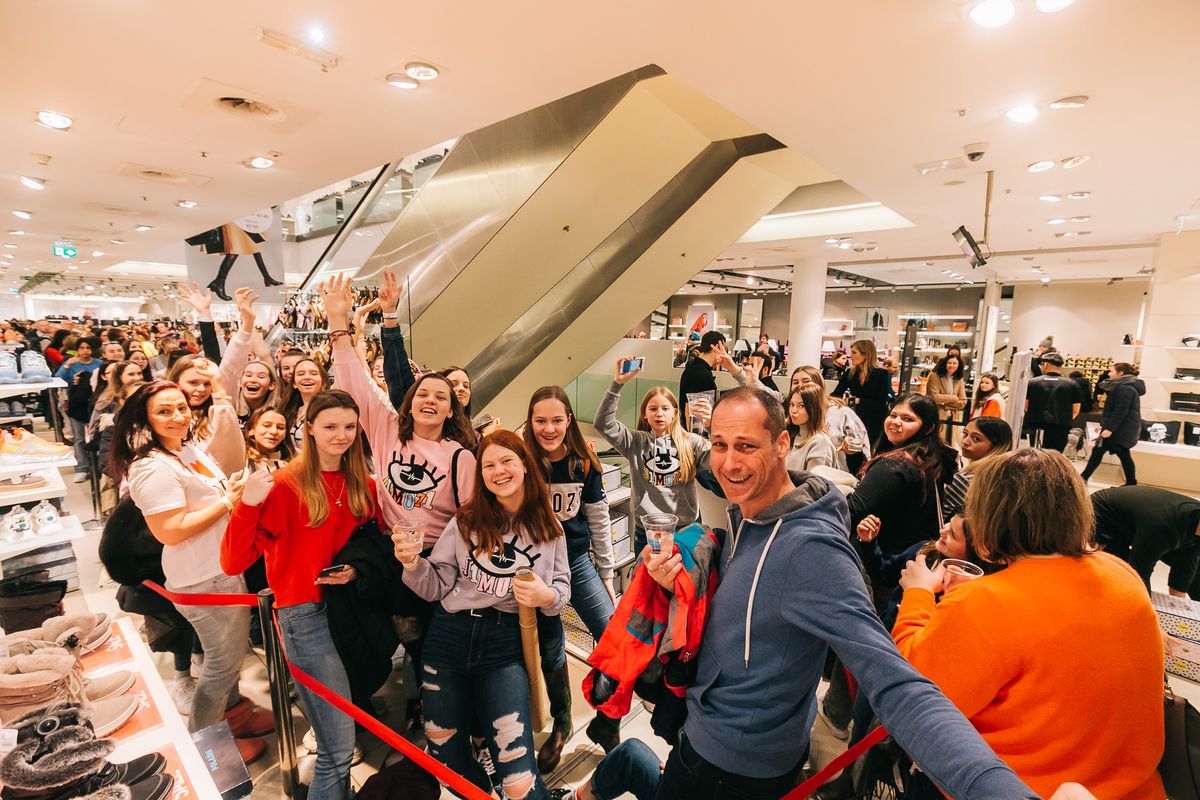 Lisa und Lena präsentierten ihre Kooperation mit Buffalo bei Humanic in Wien. (Foto: Philipp Lipiarski)