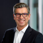 Frank Schuffelen: Primus inter pares. Frank Schuffelen ist seit März Vorstandssprecher der ANWR. Just zu Beginn der wohl schwierigsten Lage des Schuhhandels seit dem Zweiten Weltkrieg übernahm der Finanzexperte die neu geschaffene Position an der Spitze der einflussreichsten deutschen Schuh-Verbundgruppe. Eine gute Wahl, schließlich kennt der Krefelder die ANWR seit vielen Jahren in- und auswendig. Im Zuge der Corona-Krise rückte zudem das Thema Finanzen ganz nach oben auf der Agenda des Handels. Viele Händler bauen auf die Kraft ihrer Einkaufsgenossenschaft – und auf die Kompetenz von Frank Schuffelen. 