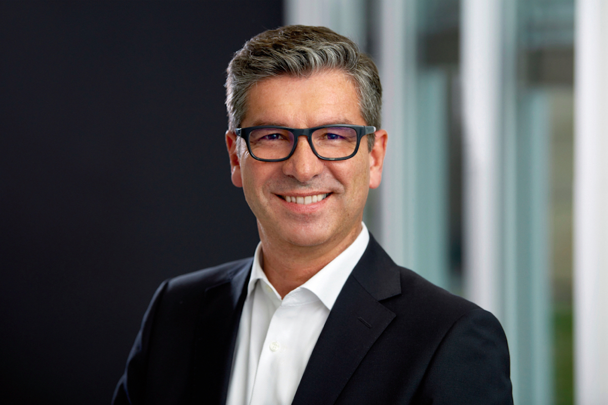 Frank Schuffelen: Primus inter pares. Frank Schuffelen ist seit März Vorstandssprecher der ANWR. Just zu Beginn der wohl schwierigsten Lage des Schuhhandels seit dem Zweiten Weltkrieg übernahm der Finanzexperte die neu geschaffene Position an der Spitze der einflussreichsten deutschen Schuh-Verbundgruppe. Eine gute Wahl, schließlich kennt der Krefelder die ANWR seit vielen Jahren in- und auswendig. Im Zuge der Corona-Krise rückte zudem das Thema Finanzen ganz nach oben auf der Agenda des Handels. Viele Händler bauen auf die Kraft ihrer Einkaufsgenossenschaft – und auf die Kompetenz von Frank Schuffelen. 