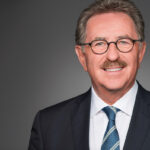 Josef Sanktjohanser:
So viele Appelle, Mahnungen und Hilferufe wie in diesem Jahr hat Josef Sanktjohanser noch nie veröffentlicht. Der Präsident des Handelsverbands Deutschland (HDE) versuchte, die Interessen des Einzelhandels als dessen oberster Lobbyist in Berlin zu vertreten. Das gelang mal mehr, mal weniger erfolgreich. Die Arbeit des HDE wurde oftmals kritisch bewertet. Es mangle an Einfluss und Durchsetzungskraft.
Es dürfte in den kommenden Wochen und Monaten nicht an Gelegenheiten für den Ex-REWE-Manager Sanktjohanser fehlen, das Gegenteil unter 
Beweis zu stellen.
