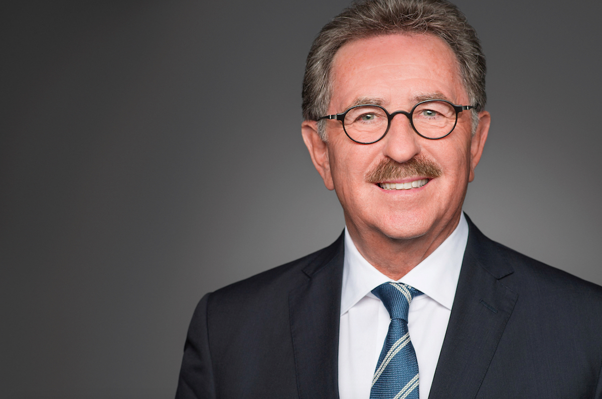 Josef Sanktjohanser:
So viele Appelle, Mahnungen und Hilferufe wie in diesem Jahr hat Josef Sanktjohanser noch nie veröffentlicht. Der Präsident des Handelsverbands Deutschland (HDE) versuchte, die Interessen des Einzelhandels als dessen oberster Lobbyist in Berlin zu vertreten. Das gelang mal mehr, mal weniger erfolgreich. Die Arbeit des HDE wurde oftmals kritisch bewertet. Es mangle an Einfluss und Durchsetzungskraft.
Es dürfte in den kommenden Wochen und Monaten nicht an Gelegenheiten für den Ex-REWE-Manager Sanktjohanser fehlen, das Gegenteil unter 
Beweis zu stellen.