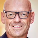 Günter Althaus: Im Herbst 2019 trat Günter Althaus von seinem Posten als Vorstandsvorsitzender der ANWR zurück. Wenige Monate später war der gelernte Banker erneut ein gefragter Gesprächspartner in der Schuhbranche. Als Leiter einer Task Force des Mittelstandverbunds (ZGV) engagierte sich Althaus für die Sicherung von Liquidität für den mittelständischen Handel. Im Dezember schließlich stieg er gemeinsam mit seinem Geschäftspartner Wolfgang Pachali über seine EMC hoch 2 GmbH als strategischer Investor bei der Lederwarenverbundgruppe Assima ein. Der Verbundgruppenszene bleibt Günter Althaus damit weiterhin treu. 