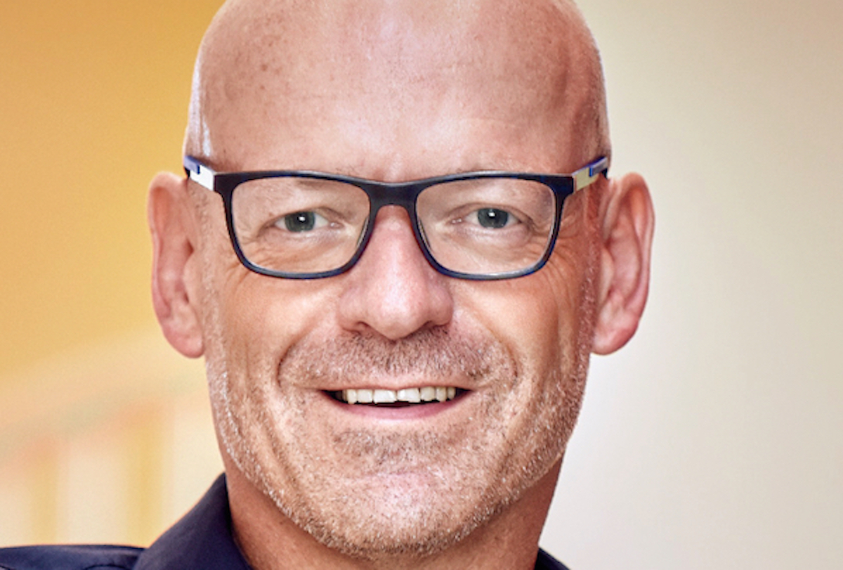 Günter Althaus: Im Herbst 2019 trat Günter Althaus von seinem Posten als Vorstandsvorsitzender der ANWR zurück. Wenige Monate später war der gelernte Banker erneut ein gefragter Gesprächspartner in der Schuhbranche. Als Leiter einer Task Force des Mittelstandverbunds (ZGV) engagierte sich Althaus für die Sicherung von Liquidität für den mittelständischen Handel. Im Dezember schließlich stieg er gemeinsam mit seinem Geschäftspartner Wolfgang Pachali über seine EMC hoch 2 GmbH als strategischer Investor bei der Lederwarenverbundgruppe Assima ein. Der Verbundgruppenszene bleibt Günter Althaus damit weiterhin treu. 