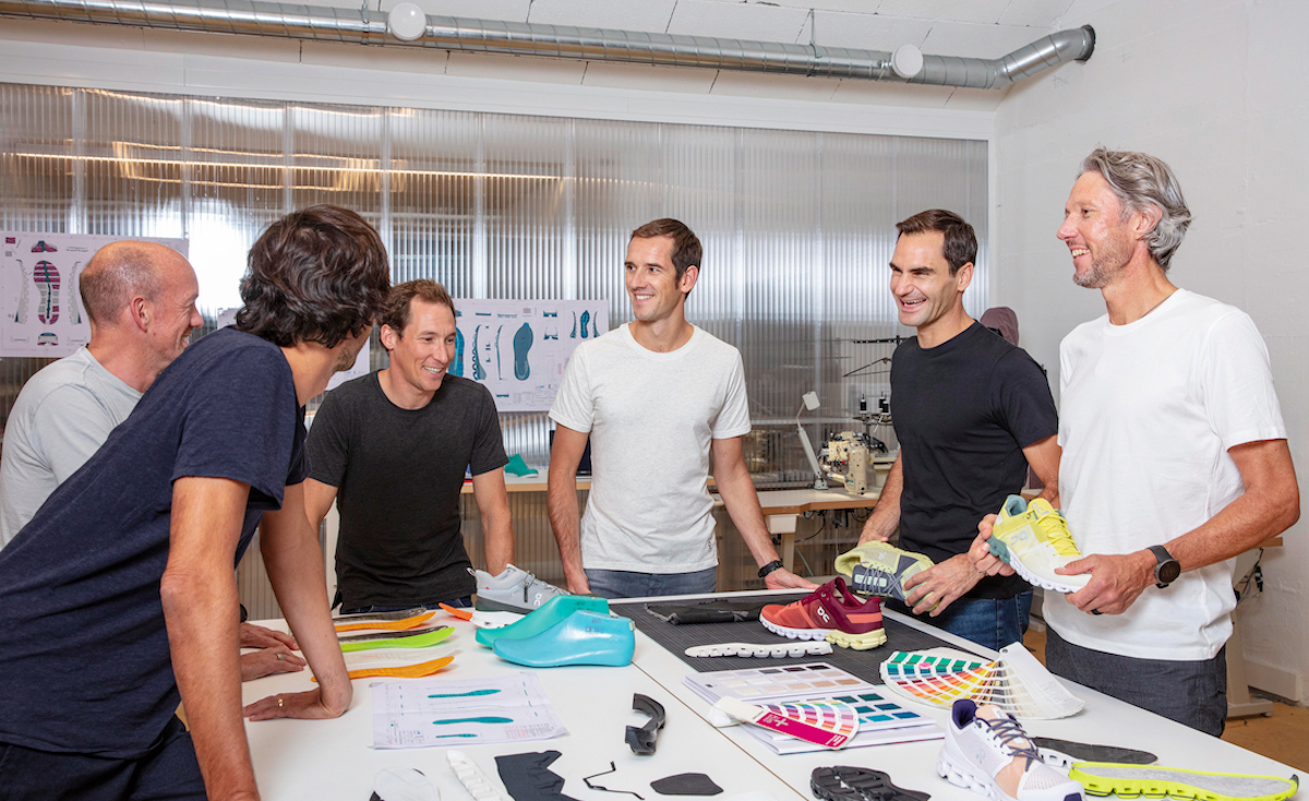 Team On: Es begann mit abgeschnittenen Gartenschläuchen. Vor zehn Jahren gründeten die drei Schweizer David Allemann, Olivier Bernhard und Caspar Coppetti die Laufschuh-Marke On. Kern der Marke ist eine neue Sohlentechnologie, die den Trägern einen besonders weichen Auftritt und trotzdem Vortrieb bieten soll. Die ersten Prototypen entstanden 2010 eben aus Gartenschläuchen. Heute hat sich On in der Branche etabliert. Und gewinnt auch im „brown-shoes“ Handel immer mehr Partner hinzu.