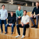 Zalando-Vorstand: Zu den wenigen Gewinnern der Corona-Krise gehört Zalando. Der Onlinehändler musste im Jahresverlauf mehrfach die Umsatz- und  Gewinnprognose nach oben anpassen.  Zugleich wurde das Plattform-Business Connected Retail weiter vorangetrieben, indem u.a. Partnern die Provision erlassen wurde. Im kommenden Jahr wird der Zalando-Vorstand eines der prominentesten Mitglieder verlieren. Der langjährige Finanzchef Rubin Ritter scheidet aus dem Unternehmen aus, um sich künftig seiner Familie widmen zu können. 