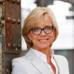 Ulrike Kähler ist eine Kämpferin. Die Düsseldorferin setzt sich seit jeher mit hohem Einsatz für die Gallery Shoes ein. 2020 legte sie jedoch noch eine Schippe drauf. Unermüdlich engagierte sich Kähler gemeinsam mit ihrem Team für die Durchführung der Messe. Fand diese im März unmittelbar vor dem ersten Lockdown statt, fiel die zweite Ausgabe Ende August in eine Phase des relativ ruhigen Infektionsgeschehens. Während viele andere Veranstaltungen abgesagt werden mussten, erwies sich die Gallery Shoes als Leuchtturm der Branche. Ulrike Kähler hat im vergangenen Jahr einmal mehr unter Beweis gestellt, dass sie starke Nerven hat.