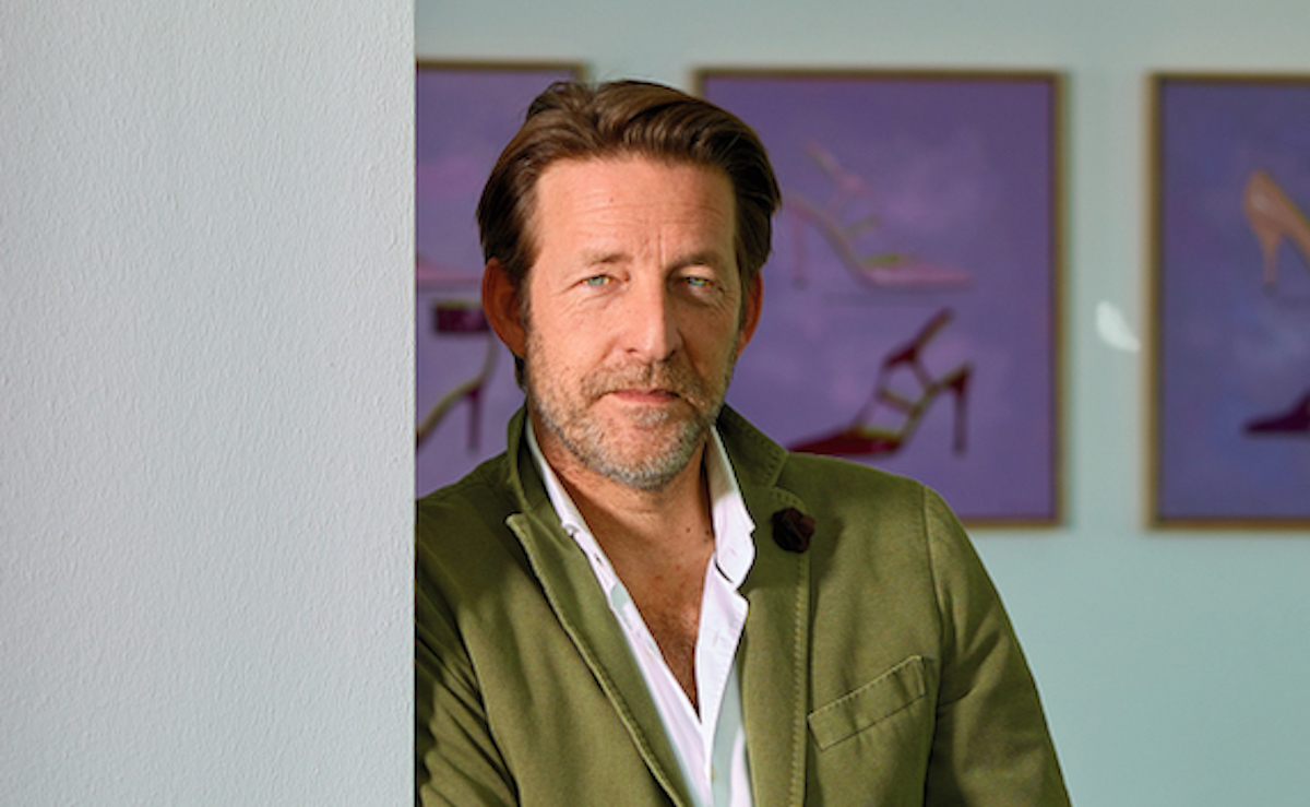 Patrick Röseler: Statt des Corona-bedingt abgesagten Interviews mit schuhkurier formulierte der Ara-CEO Ende März einen Brief. Er beklagte darin bitter die Rettungsschirme der Regierung, die er als „Konjunktur- und Rettungsprogramm für Banken – sponsored by German Mittelstand“ sieht. Und er forderte eindringlich eine bessere Lobby für die Branche: Textil- und Schuhhandel müssten endlich geschlossen auftreten und sich Gehör verschaffen. Röseler schloss sein Schreiben mit einem Wunsch: „Bleibt gesund in einer Zeit, die wunderbare Möglichkeiten bietet, Charakter und Anstand zu zeigen.“ 