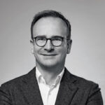 Jens Beining: Die Wortmann-Gruppe „antwortete“ auf die Corona-Krise mit einem millionenschweren Unterstützungspaket für den Handel. Eine neue Liefertaktung, Preisnachlässe und die Einlagerung von Ware gehörten zum „Sofort-Hilfe“-Programm des Unternehmens. Der Wortmann-CEO betonte mehrfach, dass es jetzt mehr denn je auf Partnerschaft in unserer Branche ankomme. Er appellierte an gewerbliche Großvermieter, ihren Mietern in der Krise entgegenzukommen. Und betonte, man werde den stationären Handel auch „weiterhin bestmöglich unterstützen.“