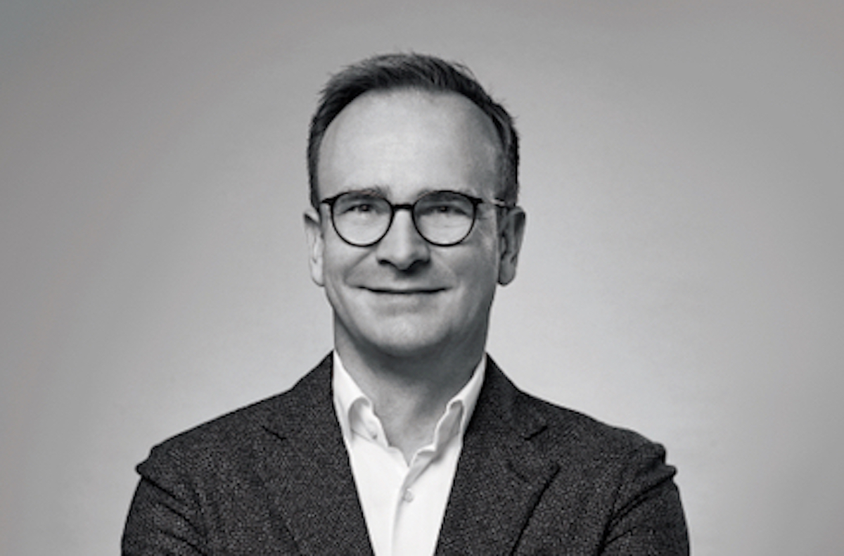 Jens Beining: Die Wortmann-Gruppe „antwortete“ auf die Corona-Krise mit einem millionenschweren Unterstützungspaket für den Handel. Eine neue Liefertaktung, Preisnachlässe und die Einlagerung von Ware gehörten zum „Sofort-Hilfe“-Programm des Unternehmens. Der Wortmann-CEO betonte mehrfach, dass es jetzt mehr denn je auf Partnerschaft in unserer Branche ankomme. Er appellierte an gewerbliche Großvermieter, ihren Mietern in der Krise entgegenzukommen. Und betonte, man werde den stationären Handel auch „weiterhin bestmöglich unterstützen.“