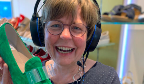 Marlies Hüser und viele, viele Händlerinnen und Händler kämpften im ersten Lockdown kreativ, tapfer und unermüdlich – und tun es auch jetzt wieder. Beratung via Telefon, Bestellungen über Whatsapp, Kontakt über Facebook und Instagram, Bringdienst per Fahrrad und immer ein offenes Ohr für die Kunden: Nichts war und ist diesen Unternehmerinnen und Unternehmern zu schwer. Die Rahmenbedingungen sind wahrhaft herausfordernd. Trotzdem hat die Corona-Krise gezeigt, wie viel Kraft und Entschlossenheit sich in unserer Branche finden. Die Kundinnen und Kunden haben den Einsatz „ihrer“ Händler oft goutiert und sind ihnen treu geblieben. Trotz Lockdown – oder gerade deswegen.