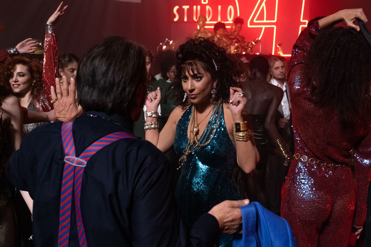 Szene aus House of Gucci von Ridley Scott mit Lady Gaga, Adam Driver und Al Pacino. (Foto: 2021 Metro-Goldwyn-Mayer Pictures Inc.)