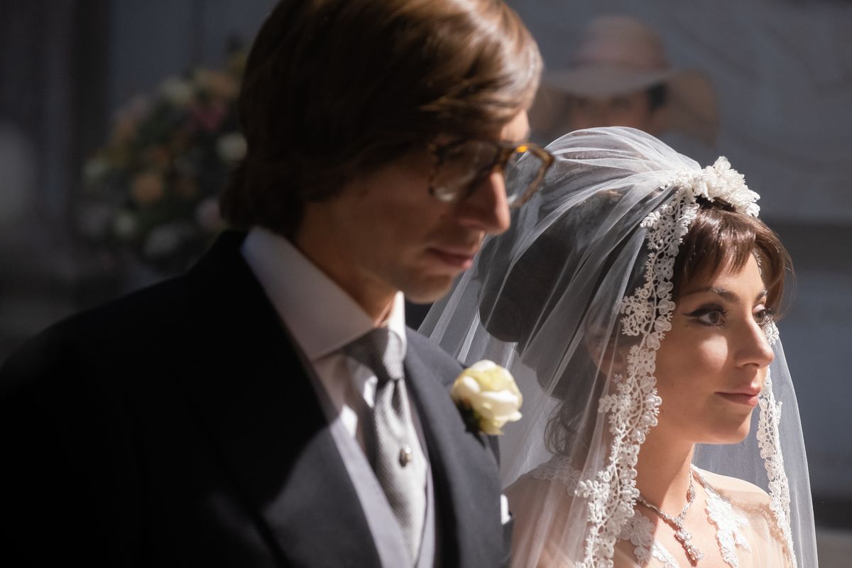 Szene aus House of Gucci von Ridley Scott mit Lady Gaga, Adam Driver und Al Pacino. (Foto: 2021 Metro-Goldwyn-Mayer Pictures Inc.)