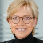 ULRIKE KÄHLER: Als Messemacherin braucht man starke Nerven. Die hat Ulrike Kähler. Die Chefin der Gallery, die künftig Shoes Düsseldorf heißen wird, hat es auch 2021 geschafft, dass die Veranstaltungen auf dem Areal Böhler allen Herausforderungen zum Trotz im Frühjahr und Herbst stattfinden konnten. Eine herausragende Leistung. (Foto: Igedo Company)