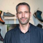 ALEXANDER NICOLAI: Im Höhenflug. Die Nachfrage nach Outdoor-Schuhen lag 2021 auf einem weiterhin hohen Niveau. Ein Ende des Booms ist nicht absehbar. Gute Vorzeichen für Lowa unter Geschäftsführer Alexander Nicolai, der den Schuhhersteller gekonnt auf Kurs hält, unter anderem durch eine verstärkte digitale Präsenz. (Foto: Lowa)