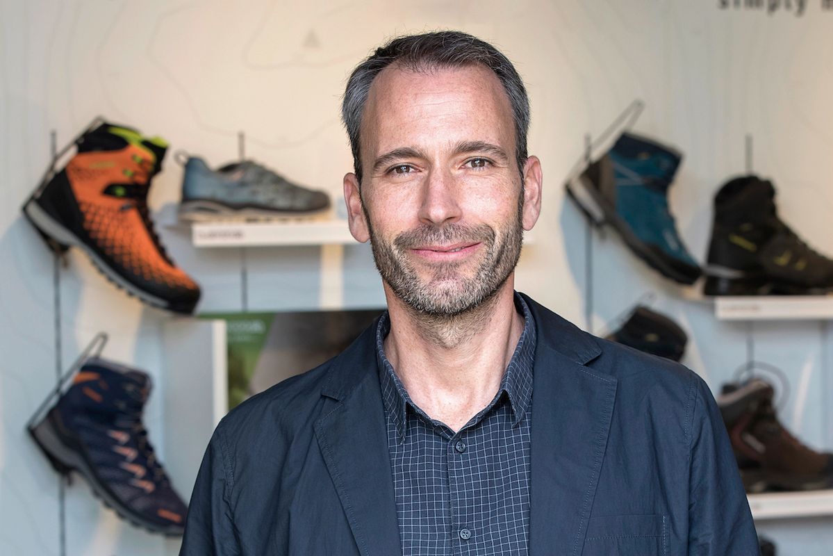 ALEXANDER NICOLAI: Im Höhenflug. Die Nachfrage nach Outdoor-Schuhen lag 2021 auf einem weiterhin hohen Niveau. Ein Ende des Booms ist nicht absehbar. Gute Vorzeichen für Lowa unter Geschäftsführer Alexander Nicolai, der den Schuhhersteller gekonnt auf Kurs hält, unter anderem durch eine verstärkte digitale Präsenz. (Foto: Lowa)