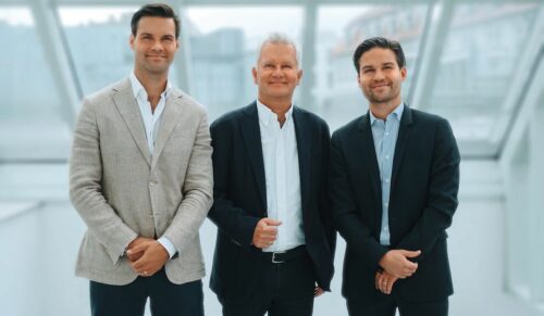 LUCA; THOMAS UND GREGOR TRETTER: Zwei Generationen am Ruder. Seit Juli 2021 bilden Thomas; Gregor und Luca Tretter die Geschäftsführung des Münchner Schuhfilialisten. Mit einer Service-Offensive und neuen Handelskonzepten hat das Trio das Traditionsunternehmen auf Kurs in Richtung Zukunft gebracht. Die Krise; sagt Luca Tretter im Interview; habe sich manchmal angefühlt wie der „Wilde Westen“. (Foto: Tretter)